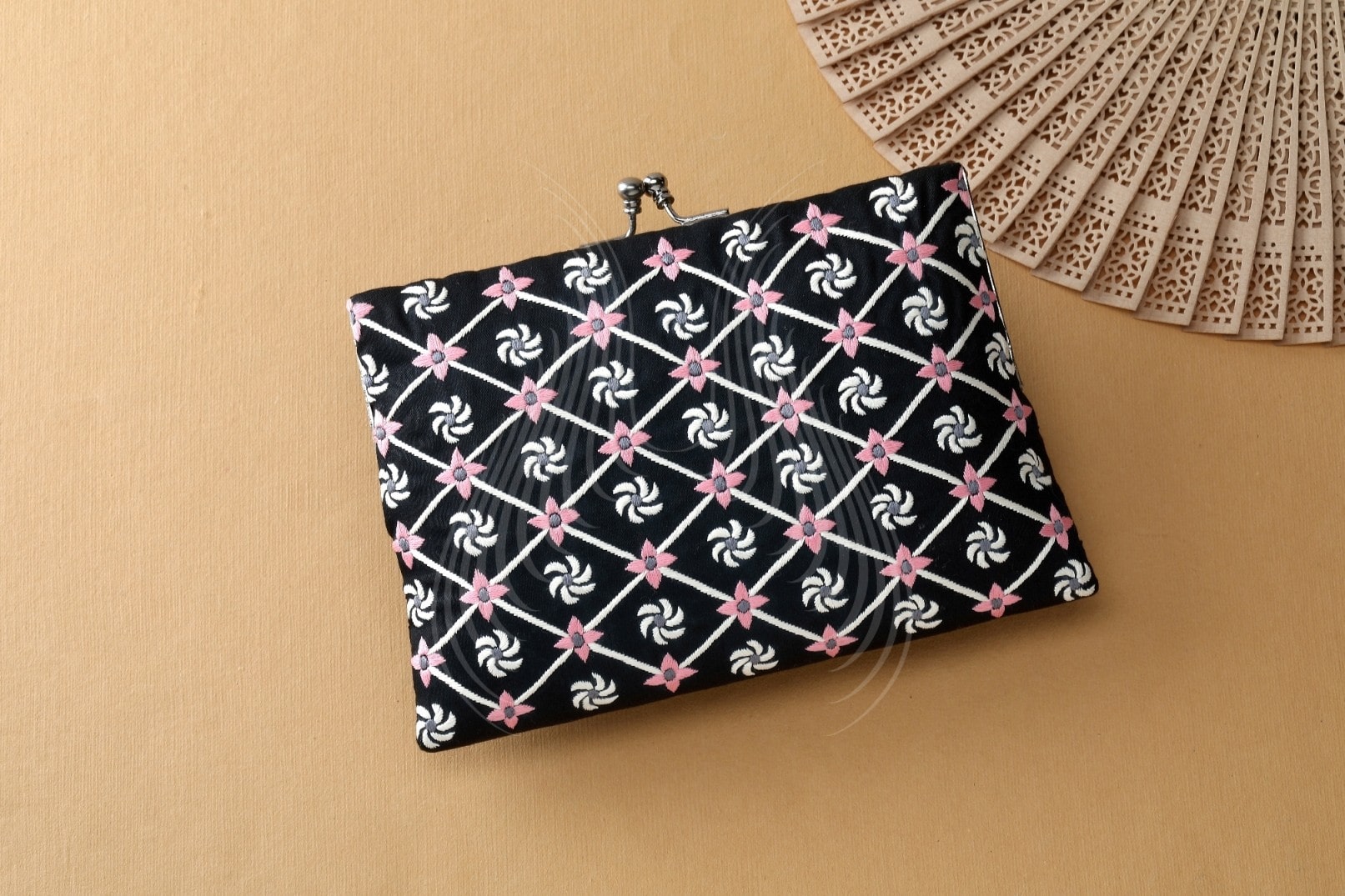 Black Allure Pinwheel Trellis Gara (G50)